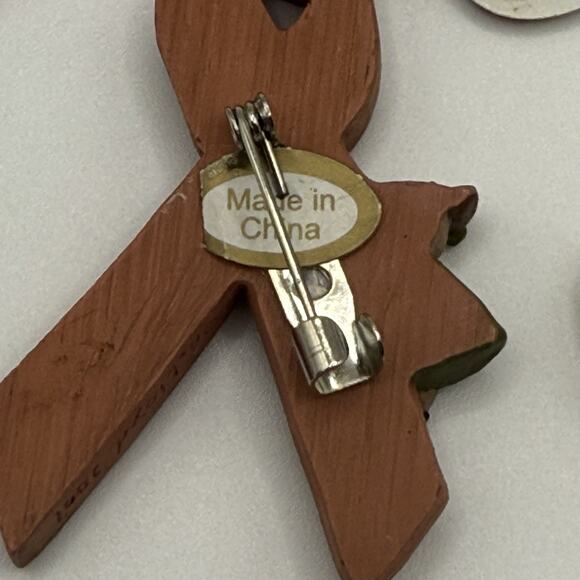 Vintage Lot of Twelve Brooch Pins Pickles Clock Dinosaurs Spoon Bows Sunglasses - Picture 4 of 12